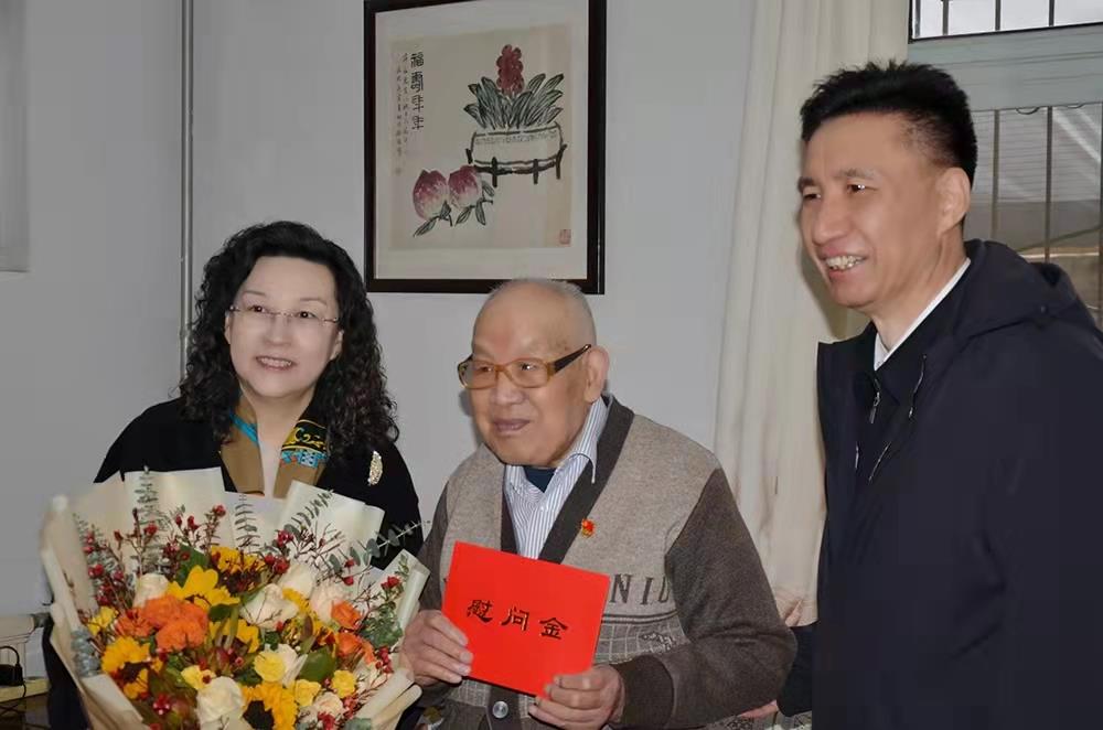 濟(jì)南產(chǎn)發(fā)集團(tuán)黨委副書記、總經(jīng)理黃蓓走訪慰問離休老干部、老黨員